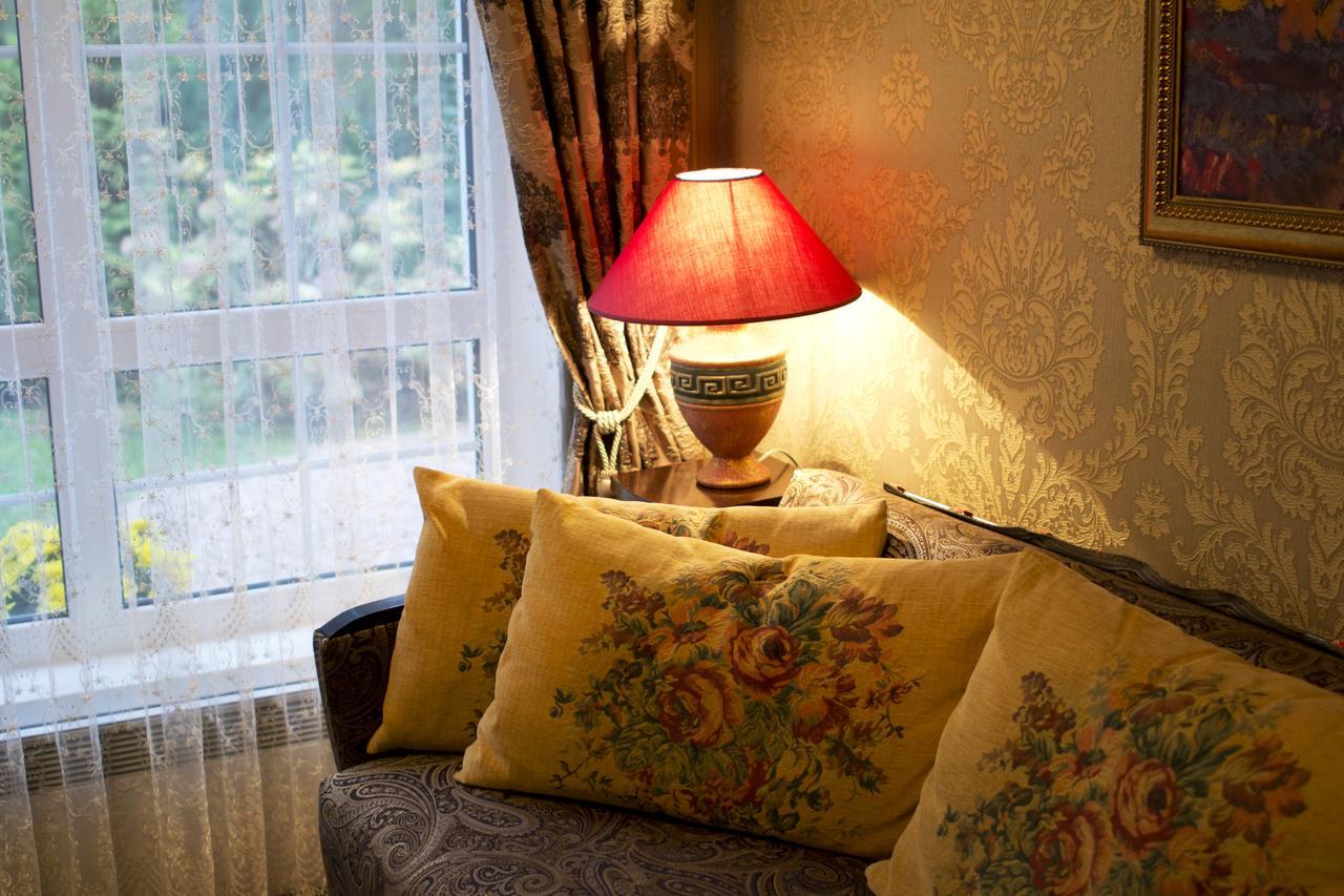 Domik V Lesy Guest House Lyutezh ภายนอก รูปภาพ