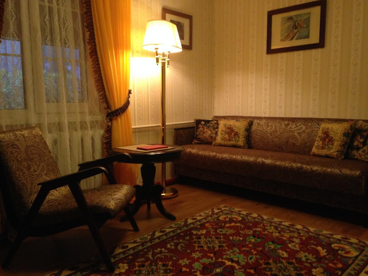 Domik V Lesy Guest House Lyutezh ภายนอก รูปภาพ