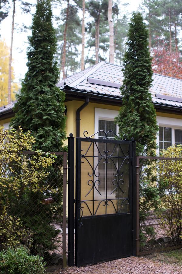 Domik V Lesy Guest House Lyutezh ภายนอก รูปภาพ